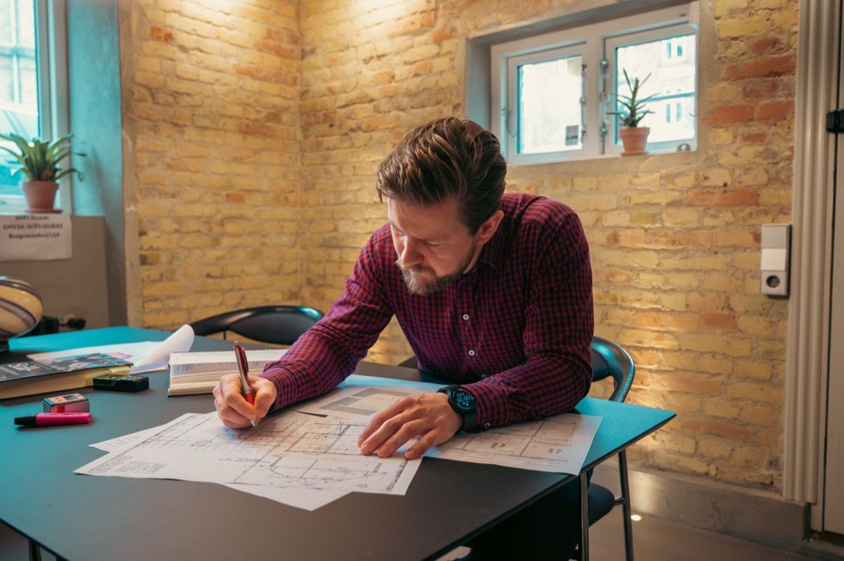 Rådgivende ingeniør gennemgår byggetegninger